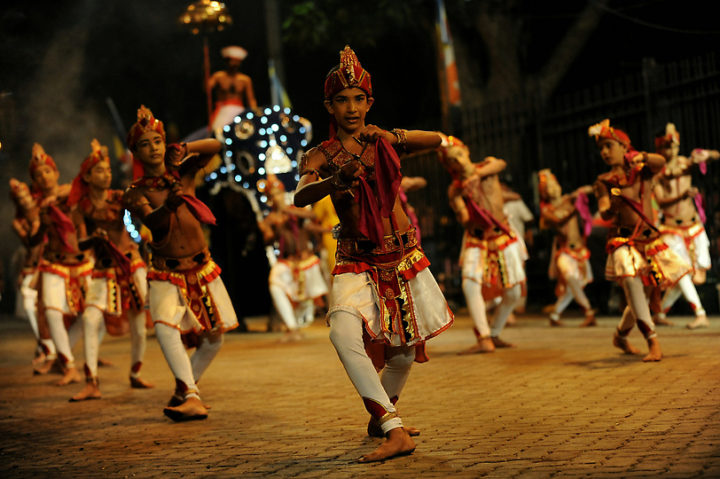 Sri Lankan traditional dancers perform i | ArTravele | Agence de voyages de luxe au Sri Lanka | Forfaits touristiques sur mesure
