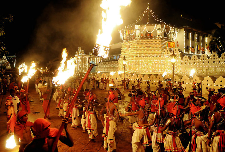 Sri Lankan Kandyan dancers perform in fr | ArTravele | Agence de voyages de luxe au Sri Lanka | Forfaits touristiques sur mesure